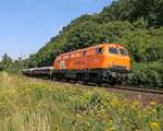 225 015-7 der BBL mit Betonschwellen auf Flachwagen in Fahrtrichtung Süden.