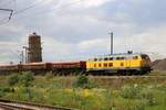 225 010-8 DB mit Kies am Haken im Rangierdienst im Bahnhof Teutschenthal [4.7.2017 - 14:36 Uhr]