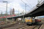 DB Bahnbaugruppe 225 010-8 mit Bauzugwagen trifft auf S-Bahn Rhein Main 423 xxx am 31.03.18 in Frankfurt am Main Westbahnhof.