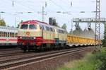 217 002-5 und 215 004-3 (225 004-1) ziehen am 14.06.2019 einen staubigen Schotter-Containerzug durch Dedensen/Gümmer.