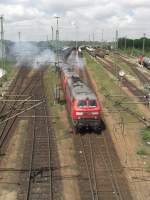 Krftig dieselnd verlie 225 027-2 mit einer Schwesterlok am
4. Juni 2010 den Rangierbahnhof Mnchen-Nord.