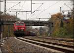 225 018 und 108 sind mit Leerwagen und Coiltransportern auf dem Weg in Richtung Oberhausen. (05.11.2010)

