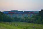 Am Abend des 26. Juli 2012 befrderte 225 017-3 einen Walzenstnder-Schwertransport von Kreuztal Gbf nach Dillenburg Gbf. Der Zug konnte um 20:54 Uhr auf dem Rudersdorfer Viadukt von mir fotografiert und gefilmt werden.