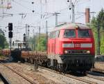 225 023-1 der EfW donnert mit einem Alt-Schotter-Zug durch den Heimeranplatz. Aufgenommen am 25.04.2014.