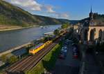 225 010 mit einem Bauzug am 10.09.2015 bei Oberwesel.