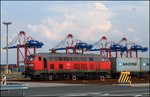 225 803-6 mit Ihrem Containerzug im KV-Terminal am Jade-Weser-Port.