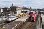 Und noch eine NOHAB in deutschen Diensten. Hier durcheilt sie den Hofer Hbf nach Norden und trifft dabei auf eine 143er Dostogarnitur vom damaligen RE3 und einen 612. Foto vom 07.04.2016.