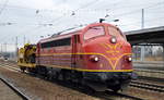 Die sehr schöne Altmark-Rail 1149 (92 80 1227 008-0 D-AMR) mit einem Bahndienst-Hänger der Fa. MGW aus Berlin (BLS 2000 Plasser & Theurer) am 14.03.18 Bf. Flughafen Berlin-Schönefeld.