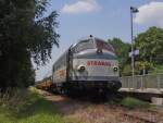 Hinter der an der Sdbahn liegenden Haltestelle Ulm-Donautal schiebt 227 007-2 der STRABAG die mit Schotter beladenen Flachwagen zur Entladestelle (09.07.2013).