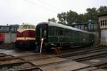 Schnellzugwagen 214 018 München und 118 119-7 (BR 228) stehen im ehemaligen Bw Lutherstadt Wittenberg anlässlich der jährlichen Bahnaktionstage.