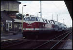 228746 steht hier am 10.09.1994 vor einer Doppelstock Garnitur am Hausbahnsteig in Arnstadt.