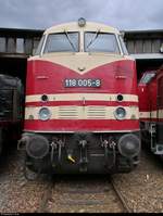 228 505-4 (118 005-8 | DR V 180) DB steht anlässlich des Sommerfests unter dem Motto  Diesellokomotiven der ehemaligen DR  vor dem Ringlokschuppen des DB Musems Halle (Saale).
[25.8.2018 | 12:21 Uhr]