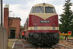 Durstig kam 118 552-9 der ITL - Eisenbahngesellschaft mbH mit ihrem Sonderzug zum Tag der offenen Tür des Modellbahnherstellers Piko in Sonneberg an. Da hies es erst mal trinken! Zum Glück stand am 22. Juni 2019 der Tankwagen im ehemaligen BW schon bereit.