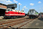 228 782-9 (118 782-2 | DR V 180 382) des Sächsischen Eisenbahnmuseum Chemnitz-Hilbersdorf e.V. (SEM) steht anlässlich des 28. Heizhausfests im SEM.
Rechts daneben rangiert 218 468-7 der Regio Infra Service Sachsen GmbH (RISS), zur Vorbereitung der Lokparade, in Richtung des östlichen Ringlokschuppens.
[25.8.2019 | 13:57 Uhr]