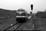 228 757-1 (118 757-4 | DR V 180) der Eisenbahn-Bau- und Betriebsgesellschaft Pressnitztalbahn mbH (PRESS) als Sonderzug der Eisenbahnfreunde Traditionsbahnbetriebswerk Staßfurt e.V. von Magdeburg Hbf nach Erfurt Hbf erreicht bei fotografenunfreundlichem Wetter den Bahnhof Sandersleben(Anh) auf Gleis ?.
Aufgenommen am Ende des Bahnsteigs ?.
(verbesserte Version)
[14.12.2019 | 9:03 Uhr]