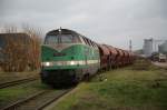 ITL steht mit der V 118 002 im Bahnhof Wittenburg mit einem Zug voller Kalkmergel.