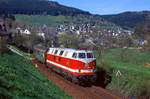 228 700 erklimmt bei Manebach den Rennsteig, 03.05.1995, N14731.