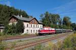 Eine V180 im oberen Erzgebirge, das ist auch selten geworden. Hier erreicht der Zug sein Fahrtziel Annaberg-Buchholz unt.Bhf. Fr die Fahrgste aus Cottbus ging es per Bus weiter zur Prenitztalbahn, 14.09.2013.