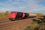 228 757-1 berfhrt am 14.10.2013 das  neue Vereinsmitglied  des EMBB Leipzig von Delitzsch nach Leipzig-Plagwitz. Es ist der Buffetwagen Bmk mit der Nummer 51 50 85-45 009-3(ex DR), gebaut 1985 im VEB Waggonbau Grlitz, der nach der Lackierung am vergangenen Wochenende nun seinem abschlieenden Innenausbau entgegen sieht und voraussichtlich im Dezember zum ersten mal in den Zugverband integriert wird.