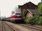 Am 26.07.14 ging es mit Volldampf ins Ronneburger Revier zur ehem. Wismutwerk Bahn.
Mit der 118 770 und 23 1097, hier der Zug in Großenstein nach einer Scheinanfahrt. Die Fotostandpunkte sind so genehmigt gewesen. 