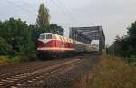 Auf dem Weg zu den XX.Meininger Dampfloktagen durchfährt 118 757-4 mit dem Wagenpark des Eisenbahnmuseums Leipzig am Morgen des 06.September die Saalebrücke bei Schkopau.