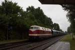 Auch beim dunkelsten Regenwetter ist die EBS 118 719-4 eine Augenweide. Am 18.08.15 durchfährt sie mit einem beladenen Getreidezug aus Ebersbach den Bahnhof Großhartau. Am Zugende schob die EBS 1131 lautstark nach.