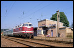 Nur kurze Zeit waren Dieselloks der Baureihe 228 auf der Rübelandbahn im Personenzug Einsatz. Hier steht 228798 am 20.8.1996 im Bahnhof Elbingerode mit dem RB nach Blankenburg bereit.