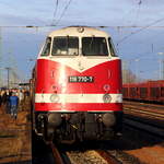 118 770 am Morgen des 02.04.2016 im Bahnhof Glauchau. Sie hat gerade den beiden Dampfloks 01 0509 und 01 1519 bei der Beförderung eines schweren Sonderzuges auf den Steigungsstrecken (u.a. Tharandter Rampe) bis hierher tatkräftig Schubunterstützung geleistet und geht nun, zusammen mit zwei Mannschafts-Begleitwagen vom Zug.