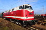 118 770 der Eisenbahnfreunde Glauchau am Morgen des 02.04.2016, im Rahmen eines Sonderzugeinsatzes, kurz nach Einfahrt in ihren Heimatbahnhof. 
Die Maschine wurde 1969 im LKM Babelsberg unter der Fabriknummer 280179 gebaut und verfügt über die Achsfolge C´C´, sie ist als eine sechsachsige Version der eigentlich vierachsigen Maschine. Diese Unterart wurde entwickelt, um sie aufgrund der geringeren Achslast auch auf Nebenstrecken mit leichterem Oberbau einsetzen zu können. Die Lok verfügt über zwei 12KVD21 AL4- Motoren (12-Zylinder-Kurzhub-Viertakt-Diesel) vom Motorenbau Johannisthal, welche bei hydrodynamischer Kraftübertragung jeweils eine Einzelleistung von 883 KW (1224 PS) auf die Schiene bringen und mit Abgasturbolader und Ladeluftkühler ausgerüstet sind. Die maximale zulässige Geschwindigkeit der Lok beträgt 120  km/h. Eingesetzt wurde sie sozusagen als  Mädchen für alles , Personen-, Schnellzug und Güterverkehr, mit dieser zuverlässigen Lok konnte man eigentlich alles anstellen. Auch heute sind noch etliche Exemplare im Einsatz und das nicht nur für Sonderzüge.