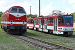 Die Diesellokomotive 229 188-8 neben einer Straßenbahn vom Typ Tatra KT4d, gesehen Mitte August 2018 im Eisenbahnmuseum Weimar. 