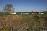 Eines der beiden MEG- Uboote  (ob 301 oder 302 ist nicht erkennbar) fhrt am 24.04.08 mit einem Containerleerzug ber die Elbe-Flutbrcke bei Rderau-Bobersen in Richtung Dresden.