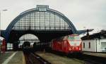 Im April 1997 wartet 219 030-4 im Bahnhof Gera auf die Ausfahrt