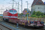 Wegen Blockabstand zum gerade ausgefahrenen RE 3 in Richtung Berlin hält der kurze Zug mit der Lok 229 147 und einem Sa-Wagen vor dem Ausfahrsignal am Bahnsteig 2 in Pasewalk.