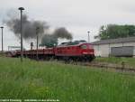 Am 02.06.07 verlsst 232 575 mit einem Sandzug und qualmenden Schornsteinen den Bahnhof Haldensleben und fhrt nach Flechtlingen.