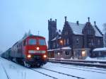 232 096-8 am Morgen des 03.03.05 wartet auf die Ausfahrt nach Kreiensen.Lokpilot Martin hatte seine Kamera dabei.Stadtoldendorf 
erlebt eine neue ra durch Rea-Gips Glas und Holzganzzge.
Der alte Bahnhof ist hier eigentlich das wichtigere Motiv.