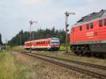 Whrend 628 628-0 mit einer RB nach Burghausen einfhrt, wartet 232 528-0 auf die Weiterfahrt. Tling, 28. August 2009.