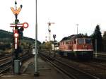 Heute kaum noch vor zu stellen: 232 248-5 in DR-Farben und ein kleines Formsignal auf Bahnhof Goslar am 17-10-1997.