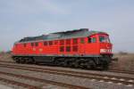 232 703-9 wartet auf dem Ausweichgleis im Bahnhof Gro Ammensleben auf die Kreuzung einer Regionalbahn, um dann in Richtung Magdeburg-Rothensee weiterzufahren.