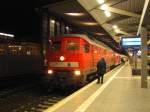 DB 232 240-2 steht mit den an den Adventssamstagen verkehrenden RE 16188 nach Gttingen, am 07.12.2013 in Erfurt Hbf