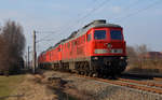 232 472 schleppte am 16.02.17 ihre Schwestern 233 232, 232 280 und 233 285 von Magdeburg-Rothensee nach Halle(S). Hier rollt der Lokzug durch Greppin Richtung Leipzig.