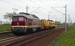 232 550 oblag am 04.04.17 die Beförderung zweier Gleisbaumaschinen Richtung Magdeburg. Hier rollt die Ludmilla mit ihrem Zug durch Rodleben.