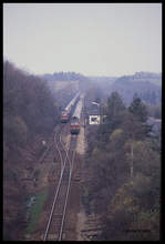 Zugkreuzung auf der ehemaligen Verbindungsstrecke zwischen Förtha und Gerstungen am Block 1 Förtha. DR 132623 passiert mit einem Intercity nach Eisenach am 29.3.1991 um 9.00 Uhr den mit einem Kalizug wartenden Güterzug, der mit der DR Diesellok 132201 bespannt ist. 