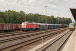 232 909-2 kommt am 4. August 2017 gegen Abend mit einem langen Güterzug aus Cheb am Bahnhof Marktredwitz an. 