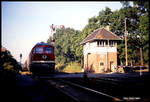 132564 passiert hier am 5.10.1991 um 8.59 Uhrt mit dem IC 108 nach Berlin den Bahnübergang am Bahnhof in Groß Kreutz. Zu diesem Zeitpunkt gab es die Neubaustrecke via Wolfsburg noch nicht, so dass der gesamte Fernverkehr aus dem Ruhrgebiet nach Berlin über Magdeburg rollte und folglich auch durch Groß Kreutz kam. Die Baureihe 132 war dafür die Standardlok.