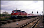 132484 kommt hier mit dem EC 73 Otto Lilienthal am 19.10.1991 um 12.57 Uhr auf dem Weg in Richtung Magdeburg durch den Bahnhof Güsen.