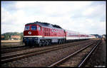 132502 ist hier mit dem IC 175 Havelland in Richtung Magdeburg am 19.10.1991 um 10.57 Uhr in Güsen zu sehen.