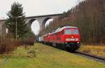 Vom 24.11.17 Nachmittag bis 27.11.17 früh ist erneut das Elbtal für den Eisenbahnverkehr gesperrt. Die Züge werden über Cheb und PlauenV. oberer Bahnhof oder Marktredwitz, Hof und Plauen/V. oberer Bahnhof umgeleitet. 232 589-2 und 232 347-5 zu sehen am 25.11.17 in Pirk.