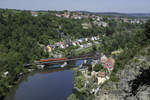 Rastatt Umleiter, das dürfte dem ein oder anderen noch lange in Erinnerung bleiben.
Auch für mich.
Fotografisch ist für mich die Strecke zwischen Tübingen und Horb völliges Neuland gewesen, aber gut vorbereitet, war die ein oder andere Fotostelle schnell gefunden.
Der 23.August 2017 war vom Wetter her, nach mehreren Besuchen dort und der Motive auf jeden Fall der beste Tag.
Hier die erste aufgesuchte Stelle, aus luftiger Höhe in Rottenburg/Neckar.Nach kurzer Wartezeit kam dann auch schon 232 093 mit einer 185er im Schlepp, samt langen Güterzug Richtung Horb des Weges.