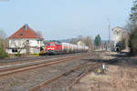 232 262-6 mit einem Gaskesselzug aus Regensburg Ost nach Cheb bei der Durchfahrt in Pechbrunn, 24.03.2017