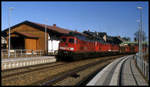 232481 fährt hier am 15.2.2001 in Dreifach Bespannung mit zwei weiteren 232zigern mit einem schweren Güterzug in Richtung Hof durch den Bahnhof Reuth.